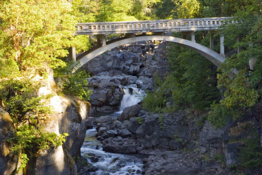 Gateway to Crater Lake - Avenue of the Boulders - Rogue River